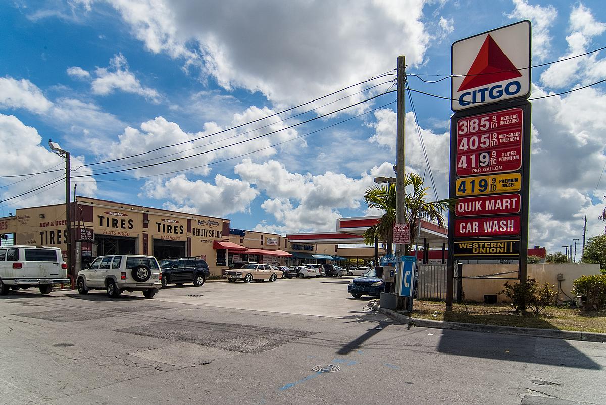 Miami Gardens Shopping Center <br>18575 NW 27th Ave